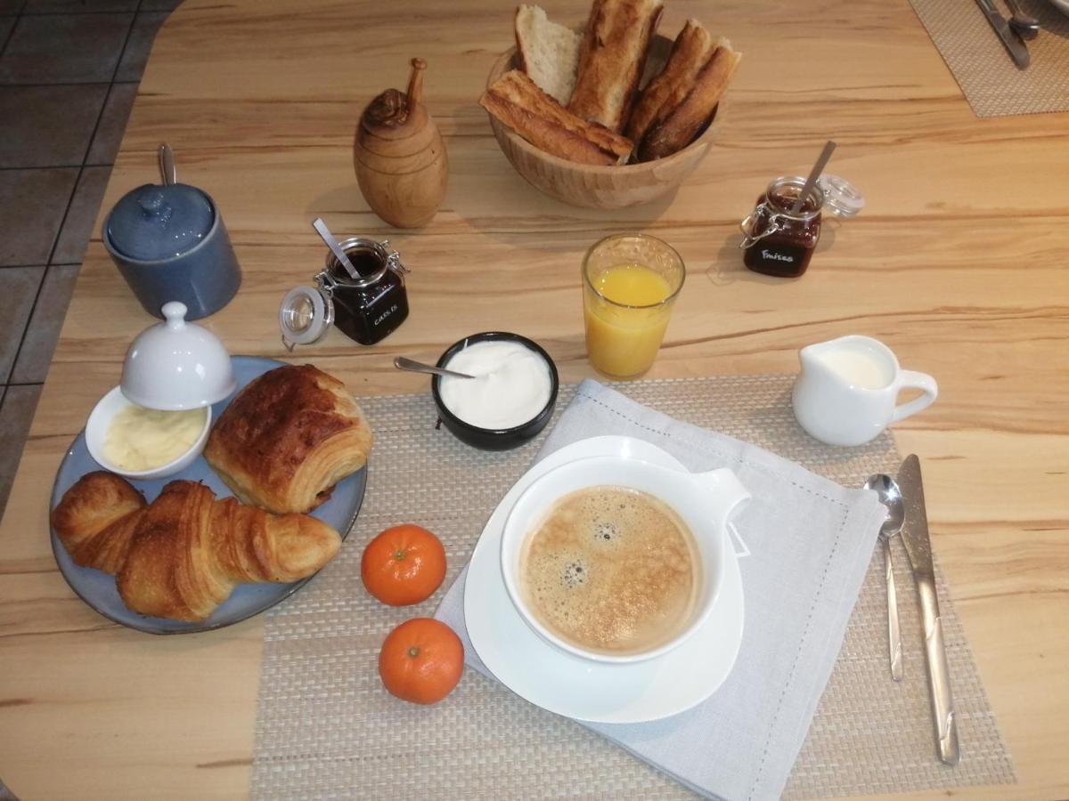 Bed and Breakfast La Maison D'Elise Dollon Екстер'єр фото